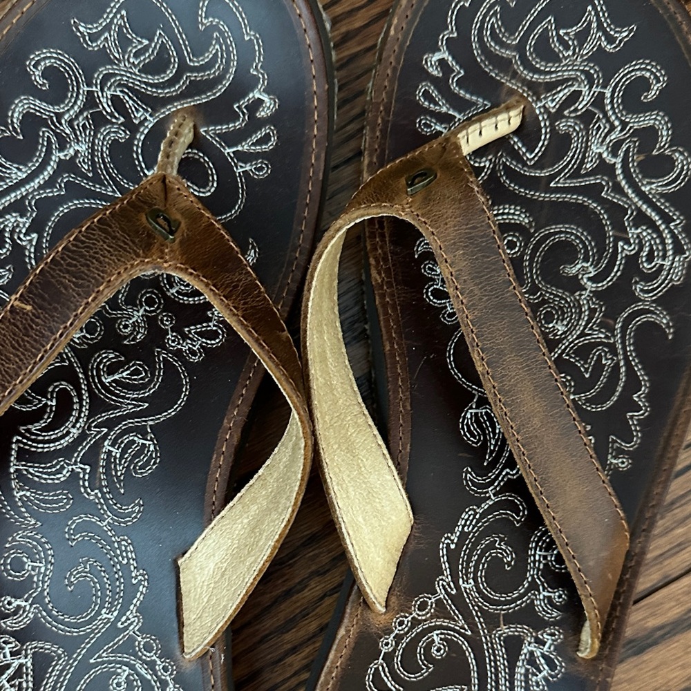 Elegant Brown Flip Flops with Paisley - Picture 2 of 2